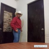 Busco pareja. Mujer. Amigable. Bailar.