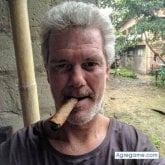 Busco hacer amistades. Easy going and