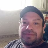 Soltero moreno ojos marrones.