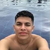 Mujer linda y amable. Flaco amable y