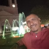 Mujer seria tranquila con buenas