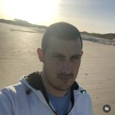 Una amiga divertida. Divertido alegre.