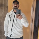 Oficial obra. Mujer complaxiente sin