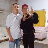 Trabajando en una mueblería.