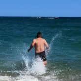 Cica con gana. Cico busco divertir.