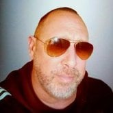 Busco pareja. Una mujer alegre