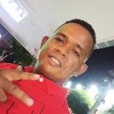 Soltero y carismático.