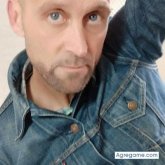 Busco ligar. Una chica. Alegre