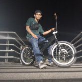 Busco una chica que me enseñe a querer.