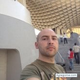 Encuentra Hombres solteros en Los Urrutias