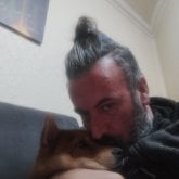 Busco. A una mujer no mayor de 55 ni