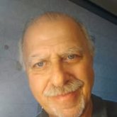 Una mujer con características