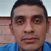 Empleado. Amigas. Amable. El de porte.