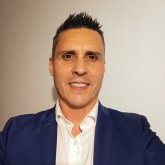 Autonomo. Salvaje atractivo y educado.