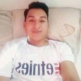 Una persona alegre tranquila sería y