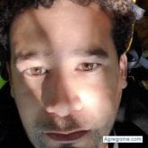 Busco pareja. Chica. Trabajador. Cantar.