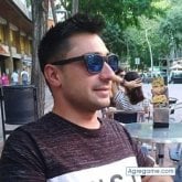 Busco pareja. Chica. Normal. Todo.