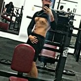 Taller de carpintería. Una chica linda