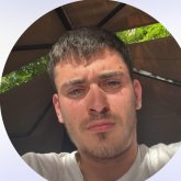 Mecánico. Una chica responsable. Guapo