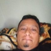 Busco pareja. Si. Feliz. De porte.