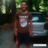 Chicas. Un joven extrovertido. Hacer