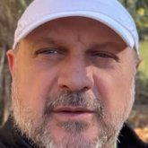 Mujer más joven y delgada sin cargas