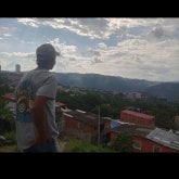 Una mujer alegre de edad y q tenga mucha