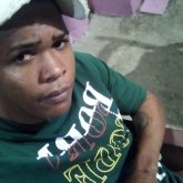 Una rubia con pelo largo. Soy negro ni