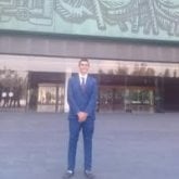 Mujeres de 20-30 años. Un hombre