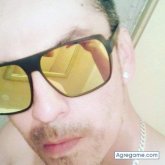 Sullen chico soltero en Concord