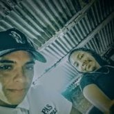 Wuero ojos cafés y delgado.