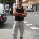 Una mujer de entre 20 y 35 años para