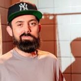 No trabajo. Busco hacer amistades.