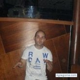 Parado. Busco pareja. Chicas agradables