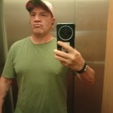 Busco ligar. Alguien normal que me