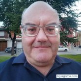 Pareja. Un poco tímido. De todo.