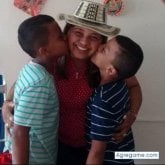 Un hombre amigable cariñoso sencillo