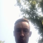 Soy un chico alto, corpulento, que busca