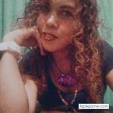 Ama de casa y trabajo por mi cuenta.