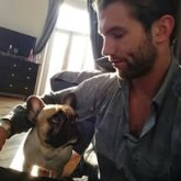 Alto 
Guapo 
Con ojos de cielo. Mi