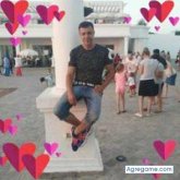 Mujer de me edad mm as o menos. Serio.y