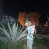 Trabajo. Busco pareja. Una chica entre