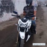 Busco pareja. Amistades. Alegre.