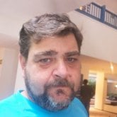 Busco pareja. Mujer con los pies en la