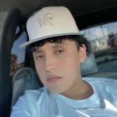 Mujeres por la zona. Joven delgado muy