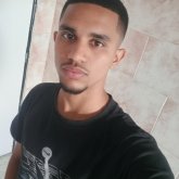 Estudiante. Amiga, talvez algo de