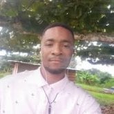 Profesor. Una joven de 18 a 23 años,