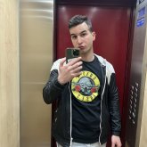 Gente para hablar por chat. Un hombre