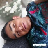 Mujer. Serio. Compartir en pareja.