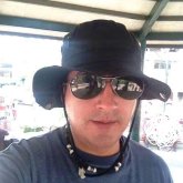 Media nara ja. Hombre atractivo educado